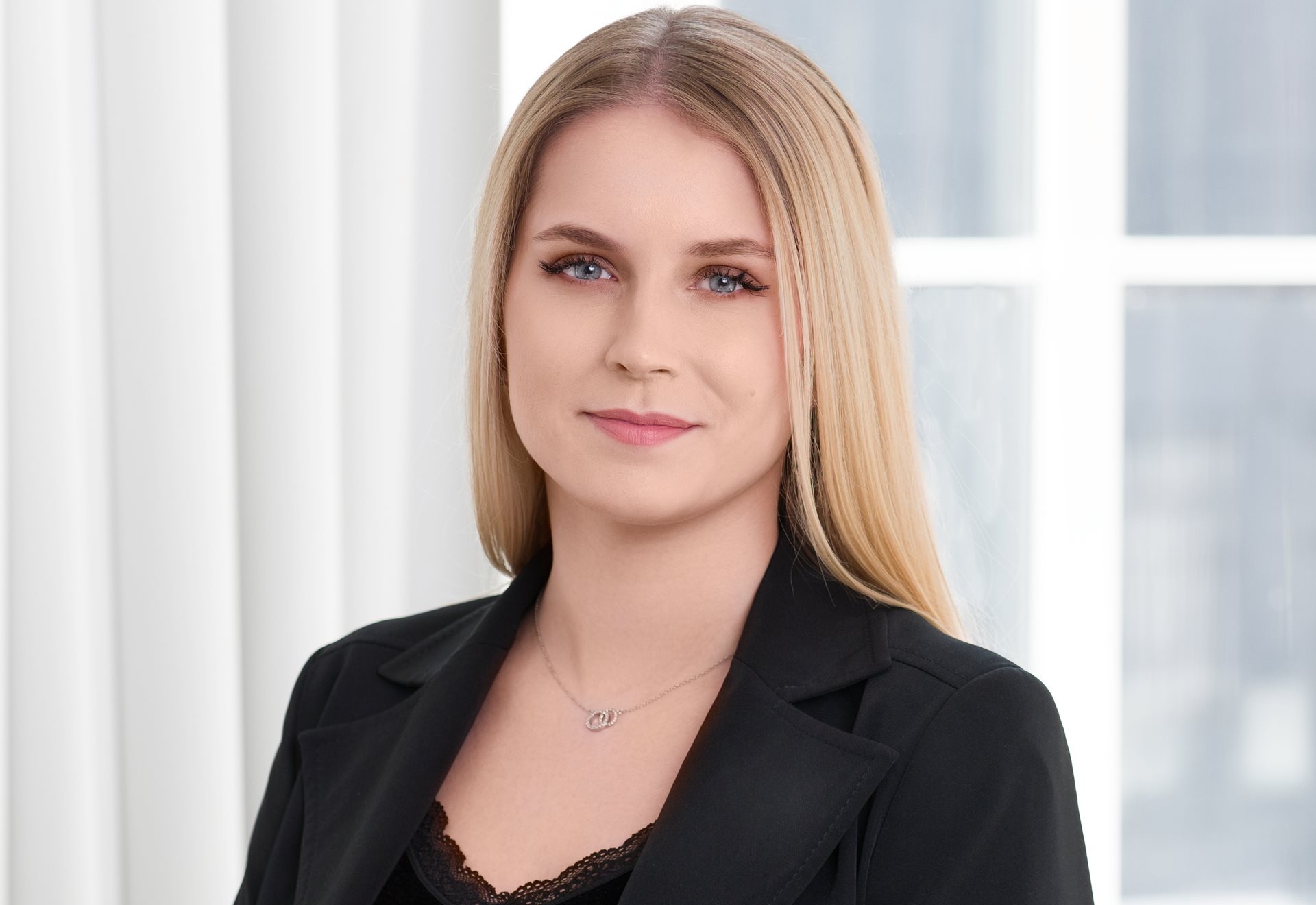 Laura Žavoronkova	, Ārpakalpojumu grāmatvedības nodaļas vecākā konsultante